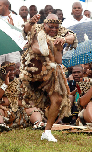 jacob-zuma-dancing-in-pumas1